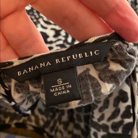 Banana Republic black and white silky soft top - Picture 4 of 4